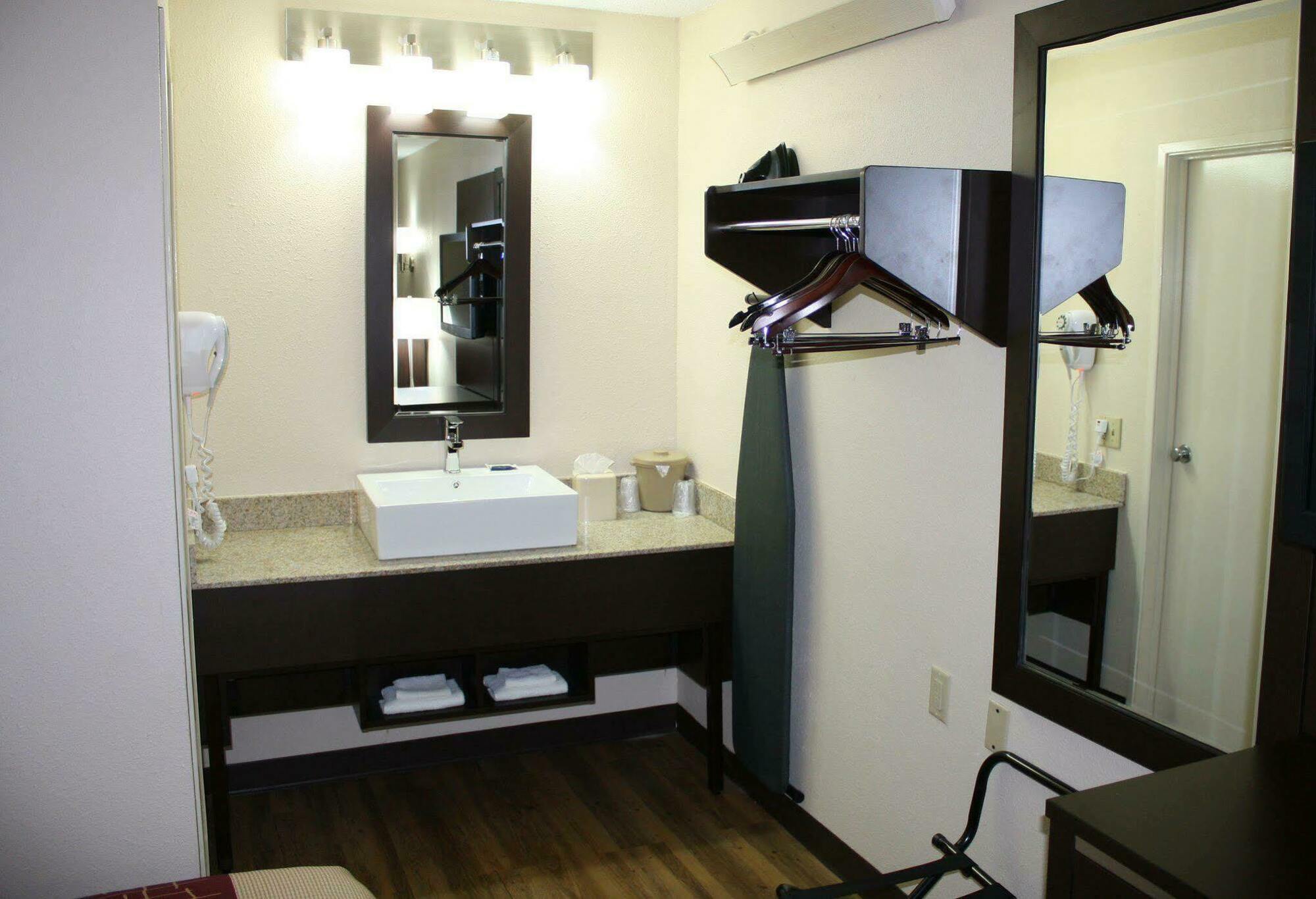 Red Roof Inn Plus+ Nashville Fairgrounds Bagian luar foto